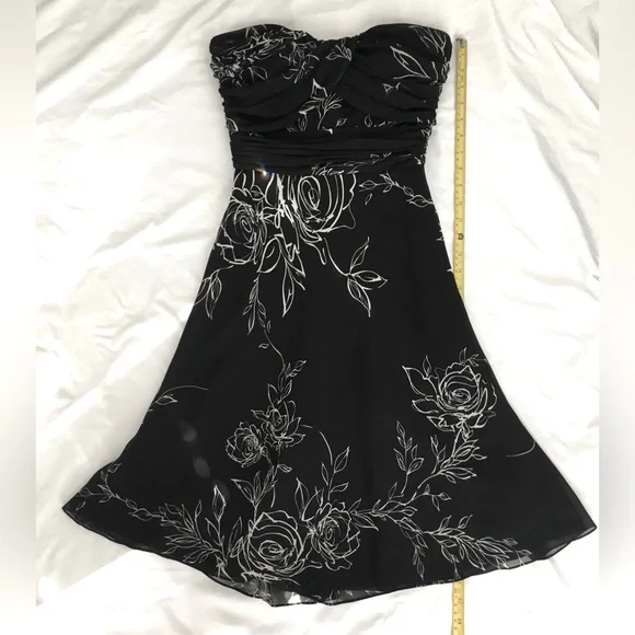 White House Black Market | Dresses | Euc Whbm Blackwhite Gorgeous Flowy  Strapless Dress With Boning In Bust Area | Poshmark